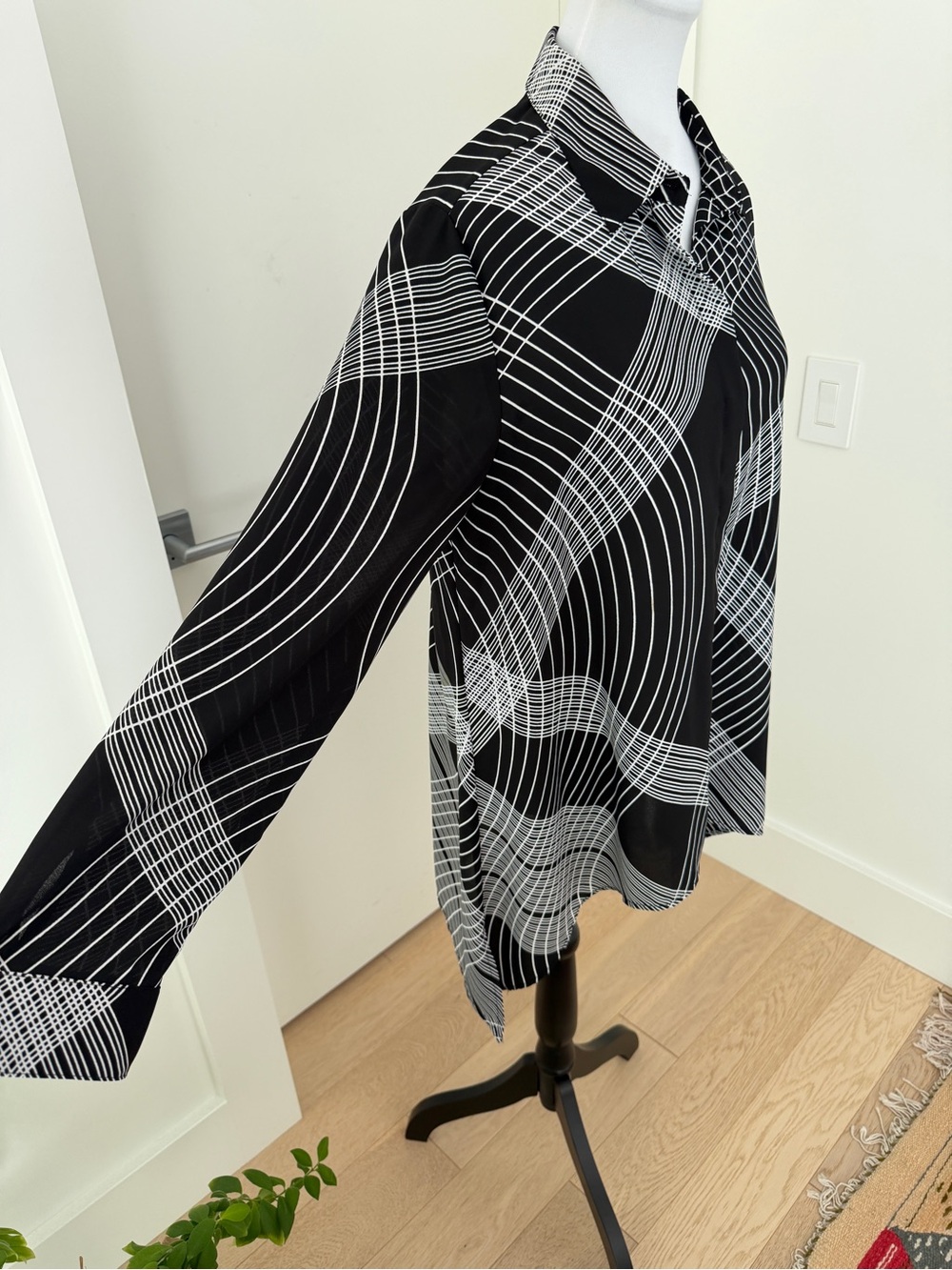 CHICO'S Rosalind Graphic Design Tunic Blouse Handkerchief Hem Sheer Travel Layer - Picture 8 of 17